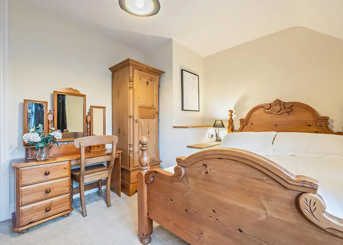 3 Bedroom - Sleeps 6 - Free Parking -