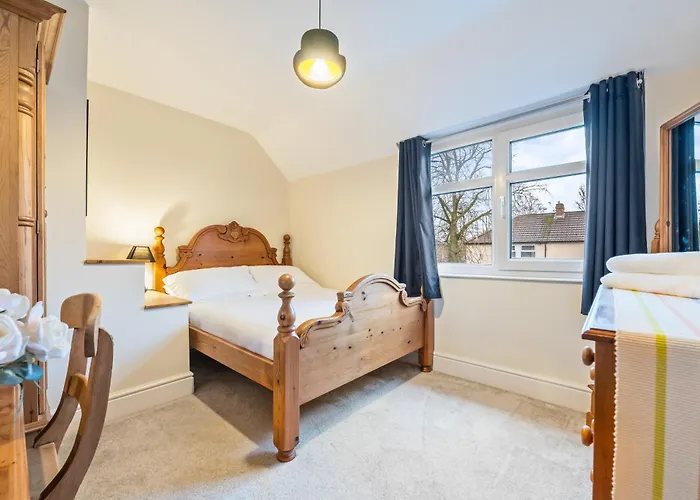 3 Bedroom - Sleeps 6 - Free Parking - *