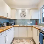 3 Bedroom - Sleeps 6 - Free Parking -