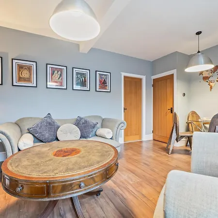 3 Bedroom - Sleeps 6 - Free Parking - Apartament *