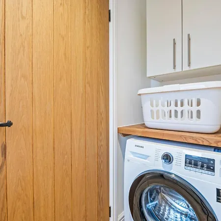 3 Bedroom - Sleeps 6 - Free Parking - *