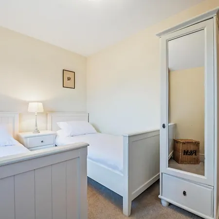 3 Bedroom - Sleeps 6 - Free Parking -