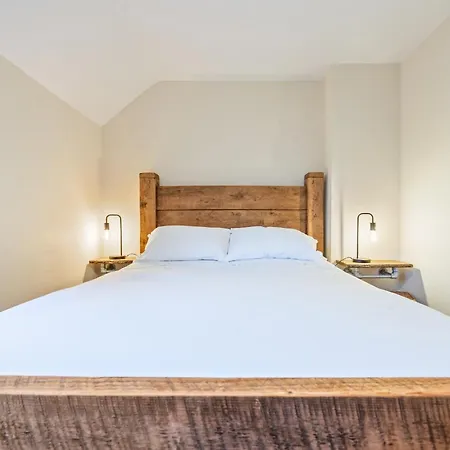 3 Bedroom - Sleeps 6 - Free Parking -