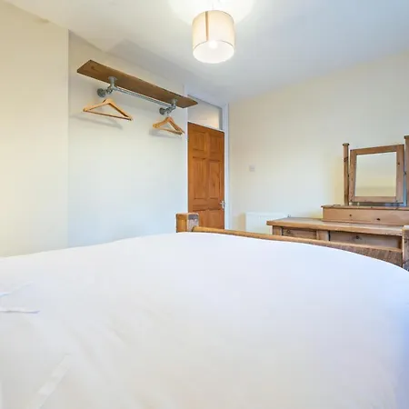 דירה 3 Bedroom - Sleeps 6 - Free Parking -