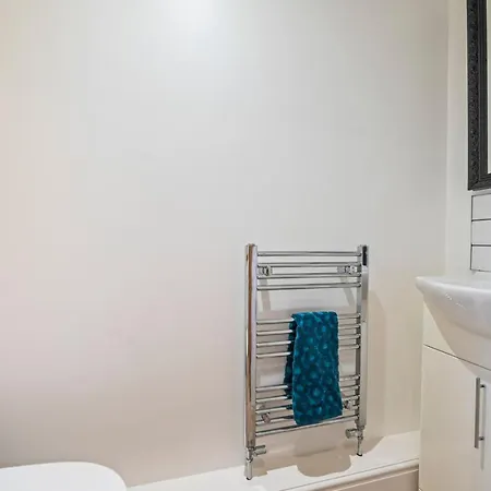 דירה 3 Bedroom - Sleeps 6 - Free Parking - *