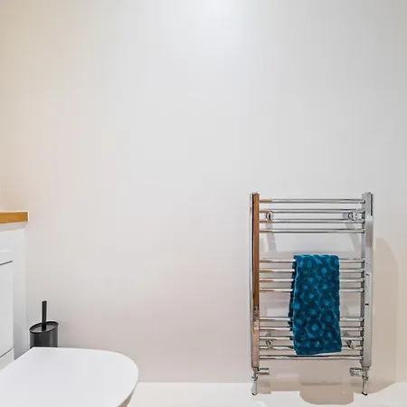 3 Bedroom - Sleeps 6 - Free Parking - דירה יורק