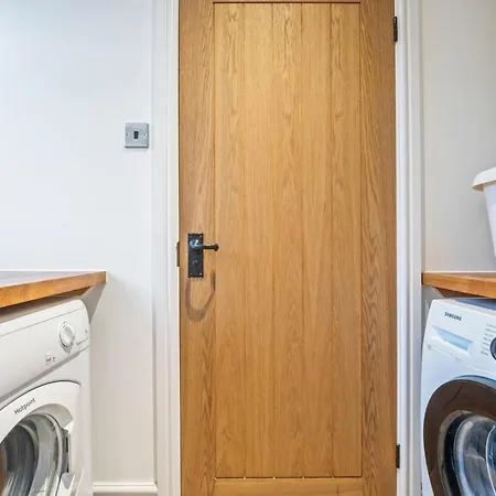 3 Bedroom - Sleeps 6 - Free Parking -