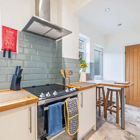 3 Bedroom - Sleeps 6 - Free Parking - דירה *