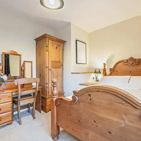 3 Bedroom - Sleeps 6 - Free Parking - *