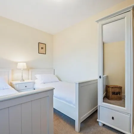 3 Bedroom - Sleeps 6 - Free Parking - *