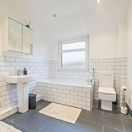 3 Bedroom - Sleeps 6 - Free Parking -