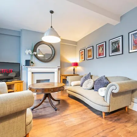 3 Bedroom - Sleeps 6 - Free Parking -