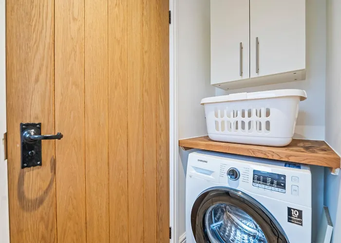 3 Bedroom - Sleeps 6 - Free Parking - *