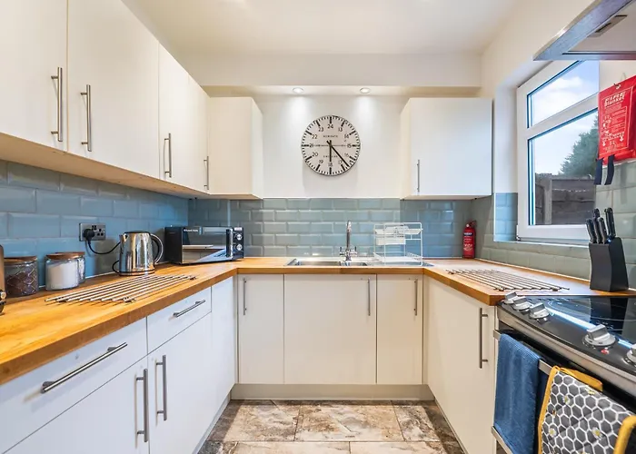 3 Bedroom - Sleeps 6 - Free Parking -