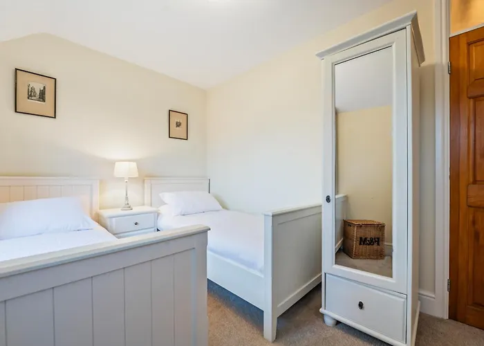 3 Bedroom - Sleeps 6 - Free Parking -