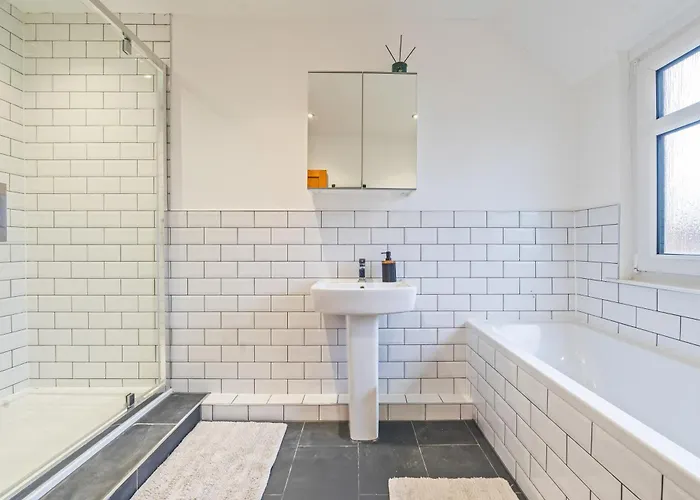 3 Bedroom - Sleeps 6 - Free Parking - *