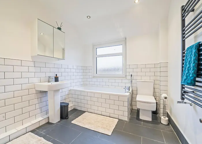 3 Bedroom - Sleeps 6 - Free Parking - Apartament *