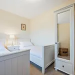 3 Bedroom - Sleeps 6 - Free Parking -