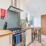Apartment 3 Bedroom - Sleeps 6 - Free Parking - *