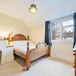 3 Bedroom - Sleeps 6 - Free Parking - *