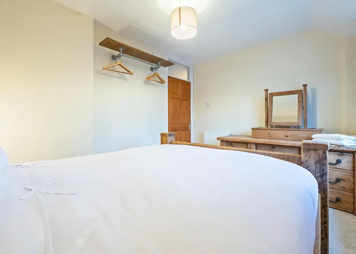 3 Bedroom - Sleeps 6 - Free Parking - *